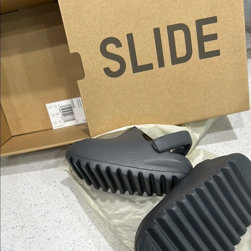 Yeezy Black Slippers with Molded Foam and Ventilation - Picture 5 of 7